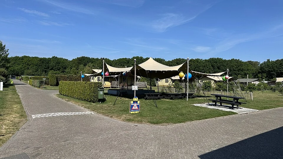Speeltuin met schaduwdoeken op recreatiepark Duinhoeve