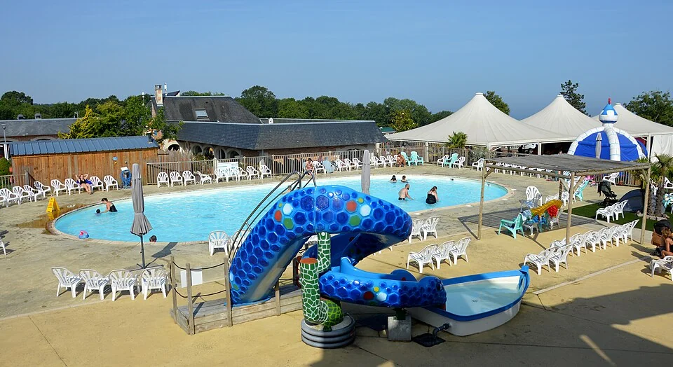 Buitenzwembad met glijbaan bij Camping Falaises in Frankrijk