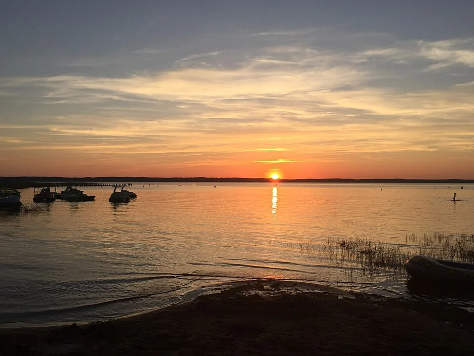 Het meer van Biscarrosse bij zonsondergang